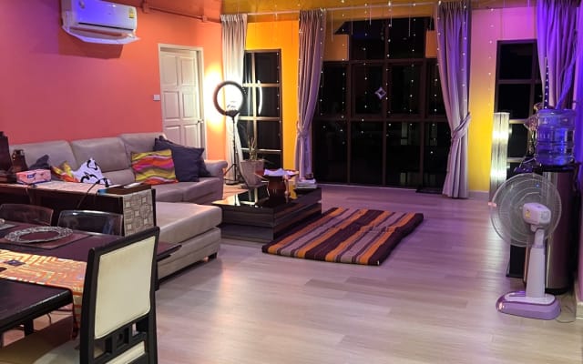 Bunte LGBTQ+-Künstlerloft-Oase im Zentrum Bangkoks