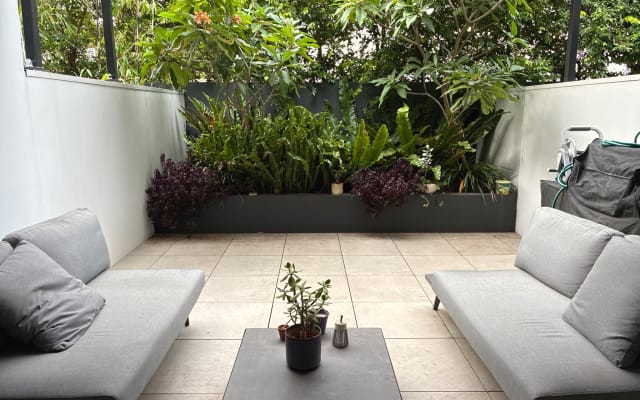 Chambre privée, balcon et salle de bain dans une grande terrasse...