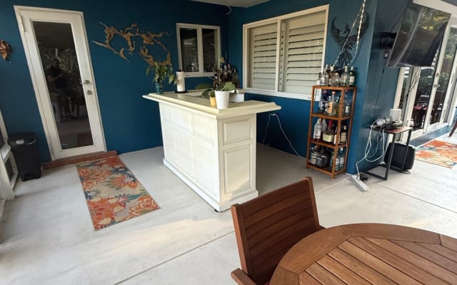 Private room - clothing optional - 2 blocks to Wilton Drive