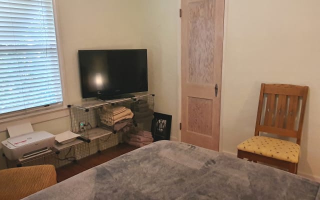 Quarto privado confortável numa casa perto da praia