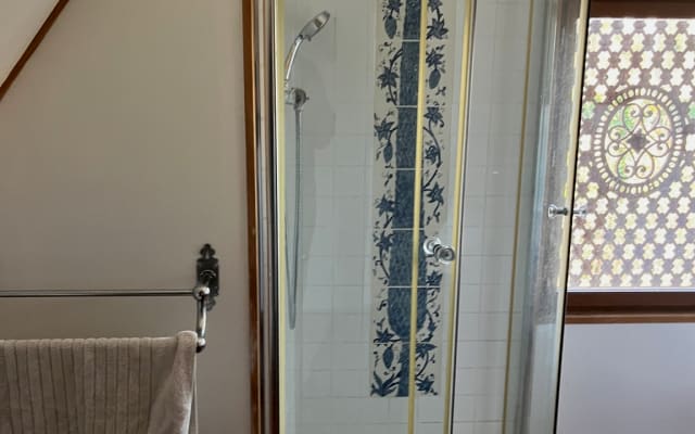 Private room with en-suite shower room (+wc)