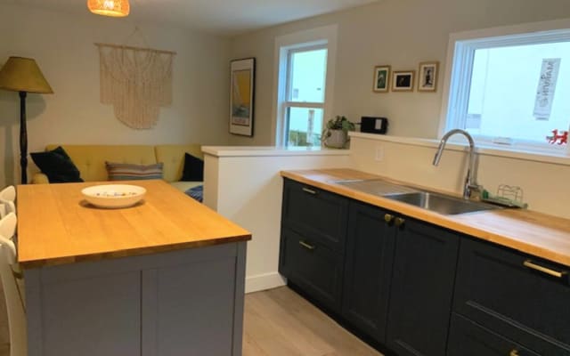Cozy beautiful 2 bedroom garden suite with patio in Vancouver - Picture 8