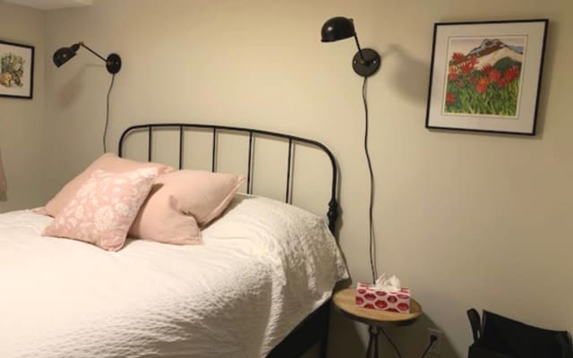 Cozy beautiful 2 bedroom garden suite with patio in Vancouver - Picture 9