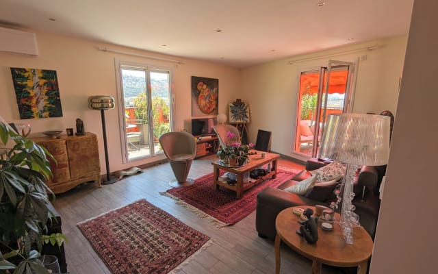 Chambre individuelle sur terrasse arborée, proche centre.