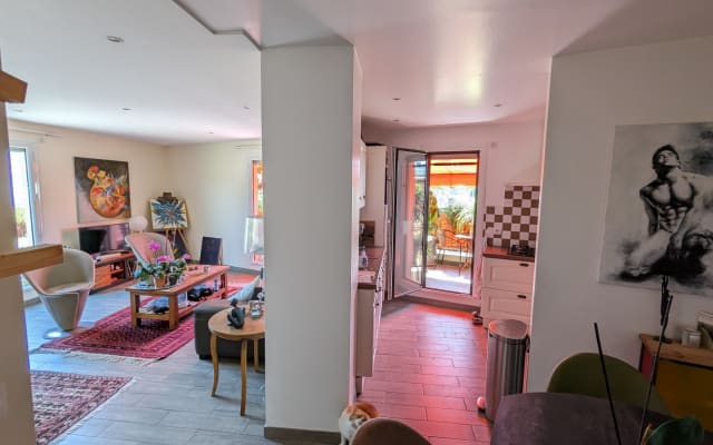 Chambre individuelle sur terrasse arborée, proche centre.