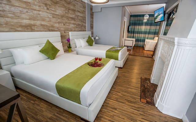 1 queen bed in a large 1 bedroom with a separate sitting area