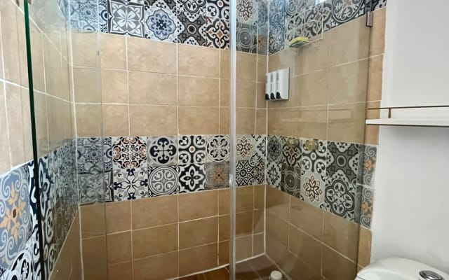 Large studio stumbling distance from bars/clubs