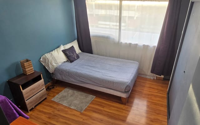 Ampia camera da letto con bagno privato a Ñuñoa