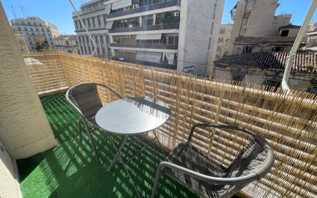 Quarto económico num apartamento partilhado no centro de Atenas