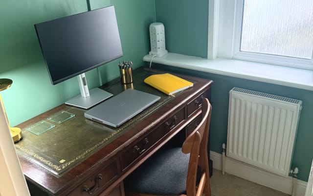 Comfortable room in period property close to city centre