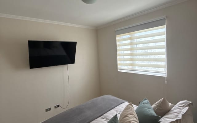 Camera con bagno privato nella casa, accesso alle aree comuni.