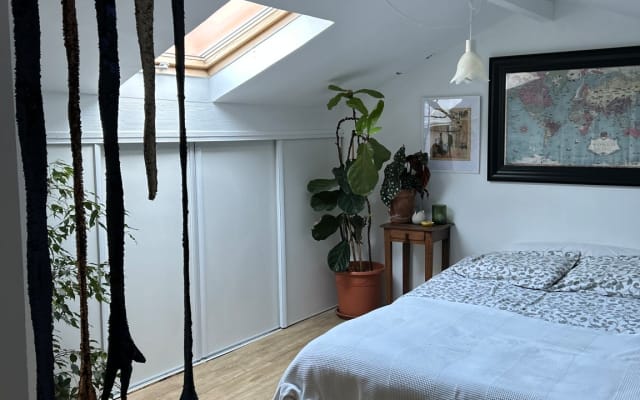 A warm and unique stay near the flea market.
