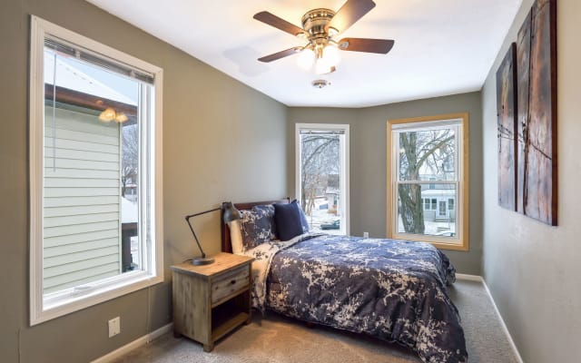 2-Schlafzimmer einen halben Block von Green Line Light Rail Transit - Foto 17