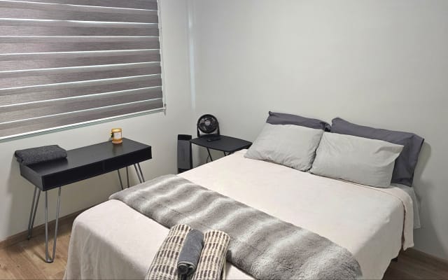 Private Room & bathroom, 1 block away from beach