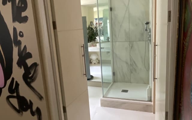 Suite Zimmer. Ausstattung. Zimmer mit eigenem Bad, kommuniziert.