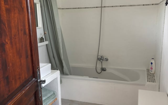 Hello, room with private bathroom in house in the countryside, quiet.