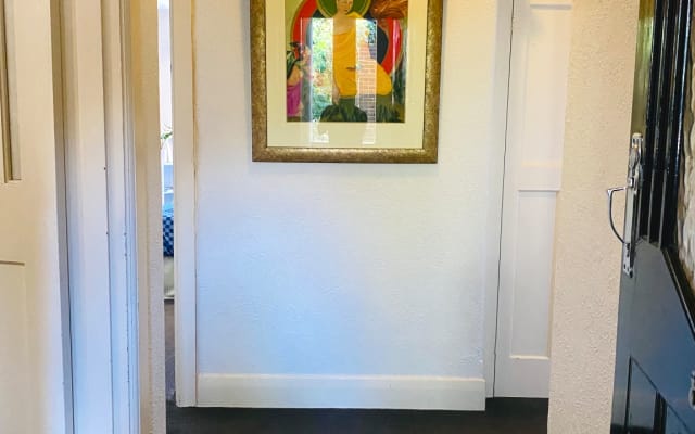 Art Deco apartment with a “homely” feel. Walking distance to St Kilda. - Picture 8