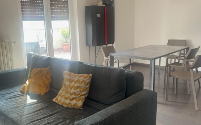 Apartamento partilhado com terraço numa zona agradável com restaurantes e perto do centro - Foto 3