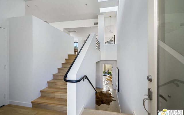 Clothing optional community steps away  to Downtown Palm Springs!