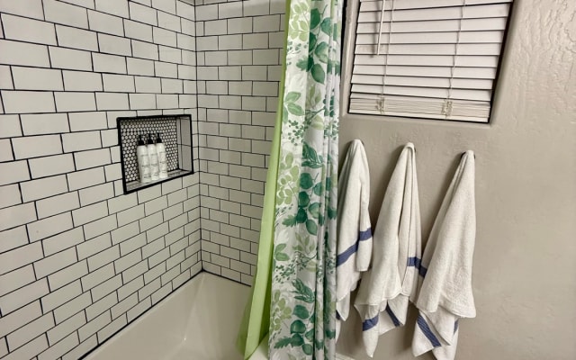 Anuncio de Jason en misterb&b - full guest bathroom 