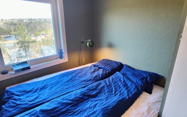 Retro inspirierte, warme und einladende Künstlerwohnung