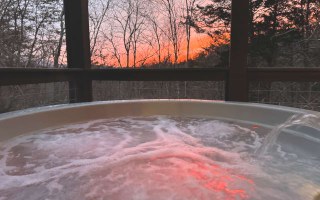 Smoky Mountain Cabin, Sunset Deck, Hot Tub & Game Room
