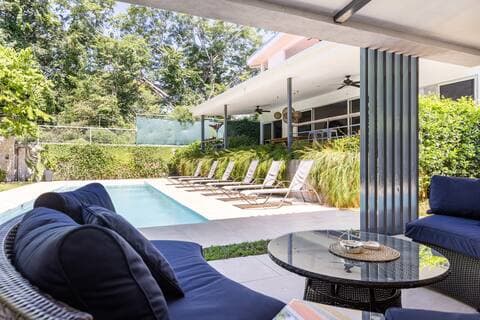 Ubicada en el corazón de Tamarindo, Villa Ananda es nueva y moderna.