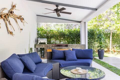 Die im Herzen von Tamarindo gelegene Villa Ananda ist neu und modern.