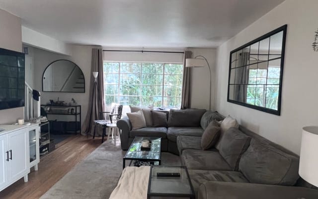 Townhouse on the border if Beverly Hills & WeHo, short walk to bars