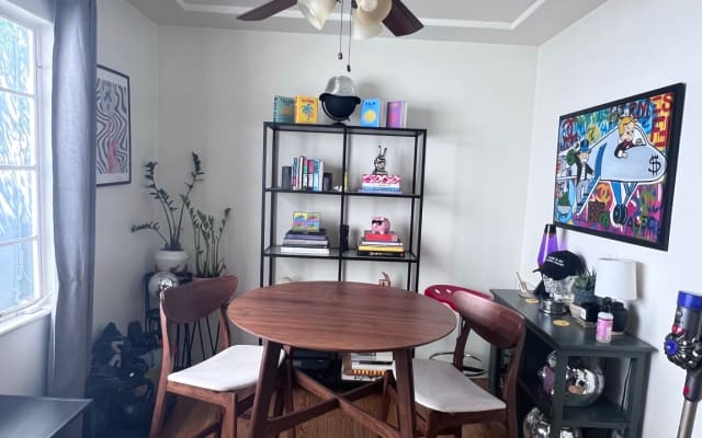 Townhouse on the border if Beverly Hills & WeHo, short walk to bars