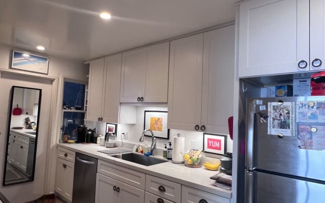 Townhouse on the border if Beverly Hills & WeHo, short walk to bars