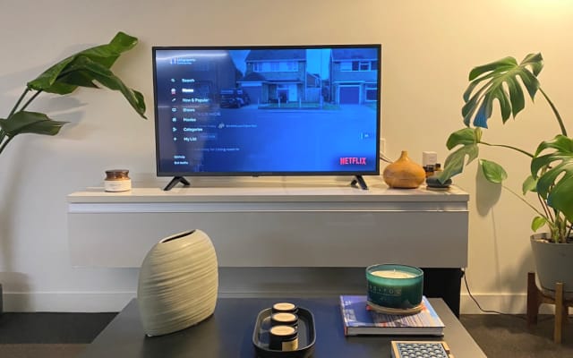 Johnny's listing on misterb&b - Living room area. Smart Tv + Netflix. Shared space