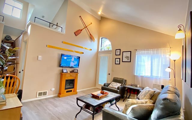 *RENOVATED*Basecamp for Outdoor Adventures, Pool & Hot Tub!