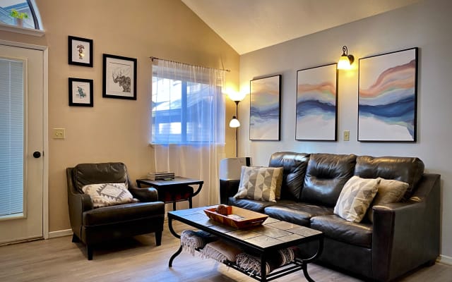 *RENOVATED*Basecamp for Outdoor Adventures, Pool & Hot Tub!