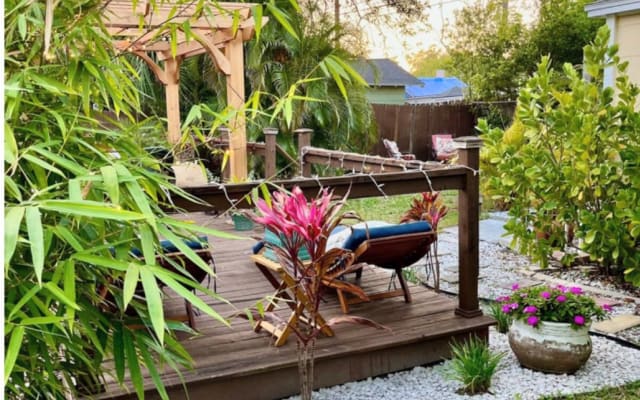 Anúncio de Douglas and Noah em misterb&b - Private backyard