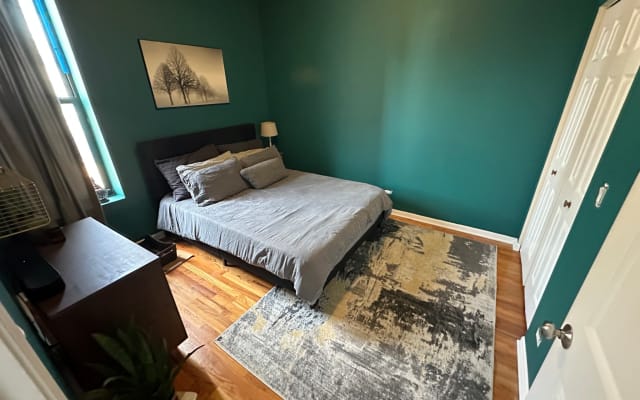 Sunny & spacious Uptown bedroom w/ private bath
