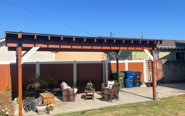 Nice lighted private room in a 3 bedroom + office, 2 Bath craftsman.