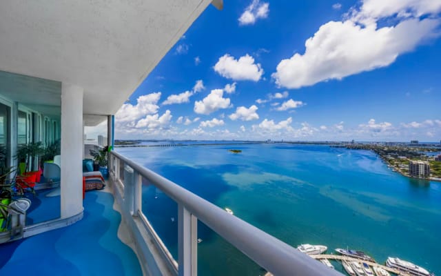 Ryan's listing on misterb&b - oh, did I mention the view?  this ol' thang, its whatever, meh, KIDDING, IT'S THE SING BEST THING ABOUT THIS MISTERB&B UNIT!!!!!  YOU WILL DIE A HUNDRED DEATHS WHEN YOU TAKE IN IT'S MAJESTY...