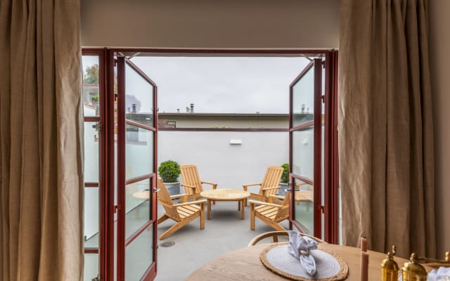Beautiful apartment in the heart of Carmel-By-The-Sea. 2 bedroom/ AC