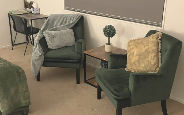 Deluxe Queen Zimmer mit AC, TV, begehbarem Bademantel und eigenem Bad
