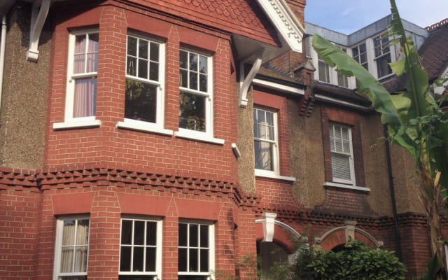 Large bedroom with queen size bed; garden views; 15 mins to station