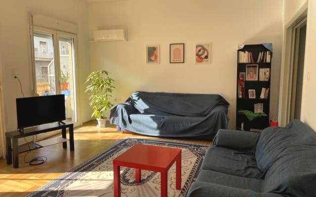 Quarto económico num apartamento partilhado no centro de Atenas
