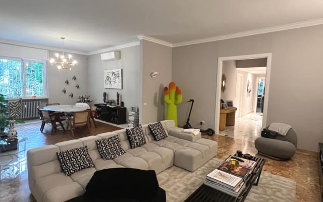 habitación privada en un amplio apartamento de 2 dormitorios. cuarto...