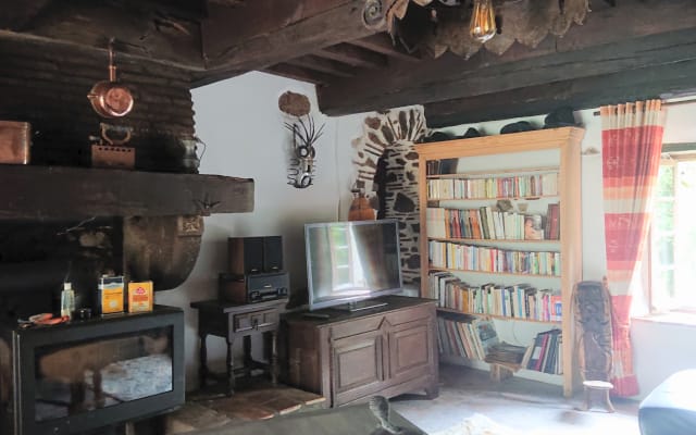 Superbe gîte restauré dans son jus au milieu des bois et animaux