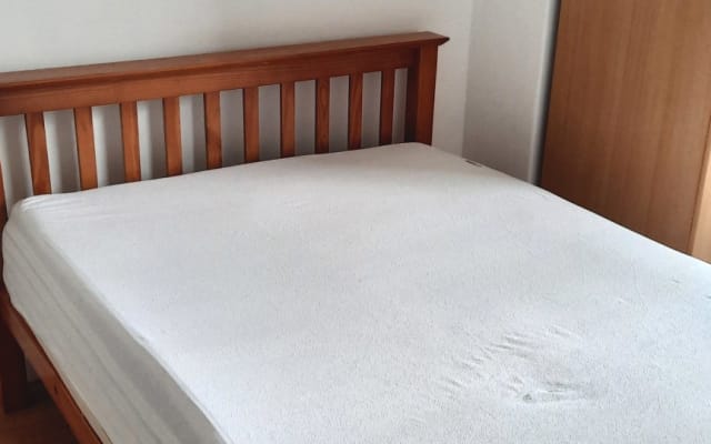 UN DORMITORIO DISPONIBLE EN APARTAMENTO CERCA DE LA ESTACIÓN DE METRO...