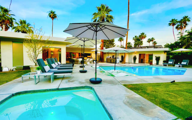 Warm Sands Mid-Century Oasis - 3 King Bed Ensuites