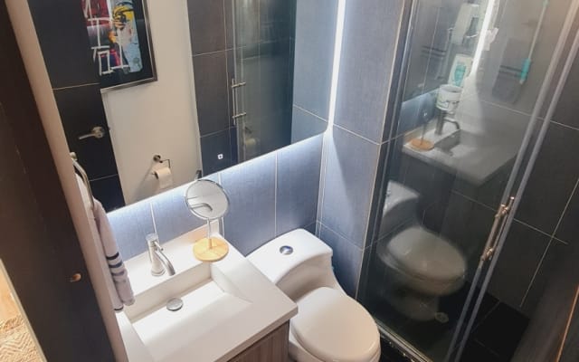 Schöne Wohnung in der Stadt, Balkon Blick, gute Plätze in der Nähe.