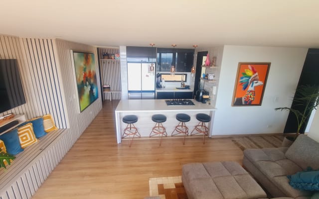 Schöne Wohnung in der Stadt, Balkon Blick, gute Plätze in der Nähe.