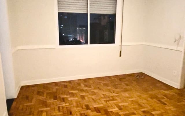Chris's listing on misterb&b - High ceilings, big windows 
