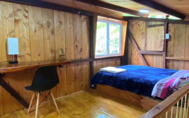 Schöne Hütte in der Mitte des Waldes, um mit der Natur zu verbinden